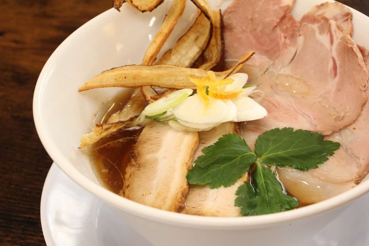 島根県出雲市にオープンしたラーメン店『らぁ麺 げんてつ』の「牛骨醤油らぁ麺」