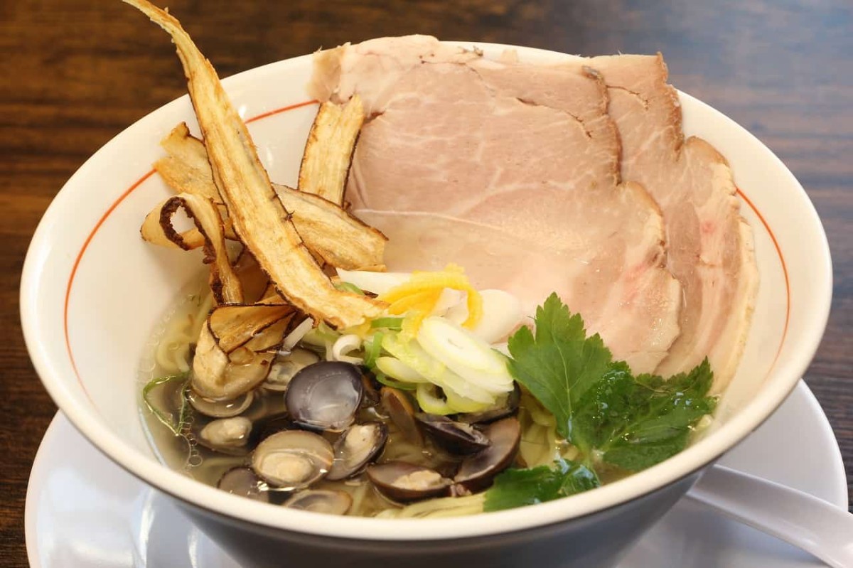 島根県出雲市にオープンしたラーメン店『らぁ麺 げんてつ』の「貝塩らぁ麺」