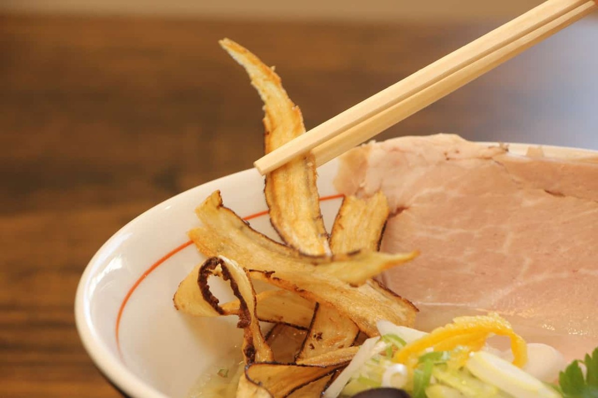 島根県出雲市にオープンしたラーメン店『らぁ麺 げんてつ』の「貝塩らぁ麺」