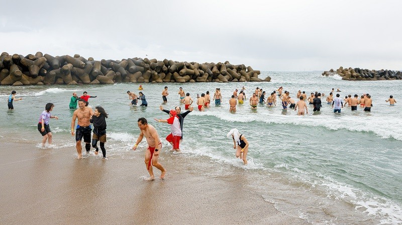 鳥取県米子市皆生で開催される新春イベント「WINTER SWIMMING in KAIKE（寒中水泳）」の前回開催時の様子