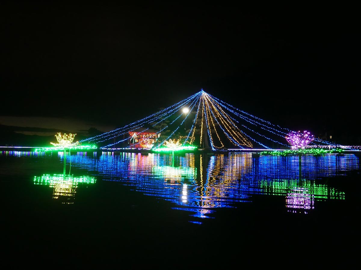 鳥取県湯梨浜町の『東郷湖羽合臨海公園』で開催されるオススメのイルミネーション「あやめ池ウィンターイルミネーション」の様子