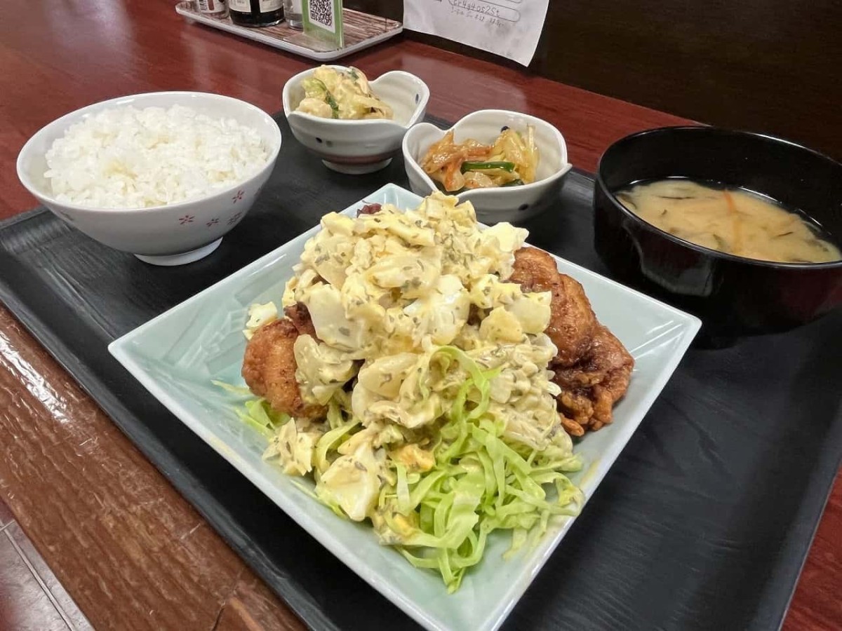 島根県安来市にオープンした『楽楽』のチキン南蛮定食