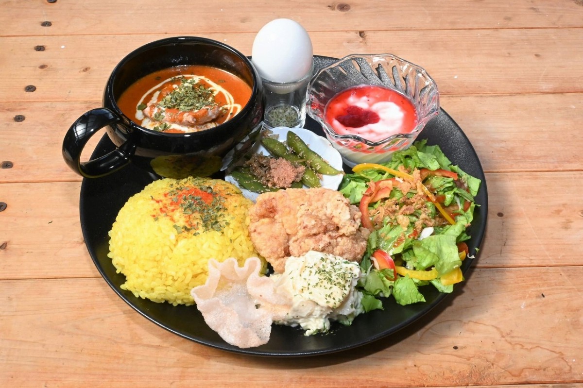 鳥取県南部町にオープンしたカフェ『+met.』のバターチキンカレー