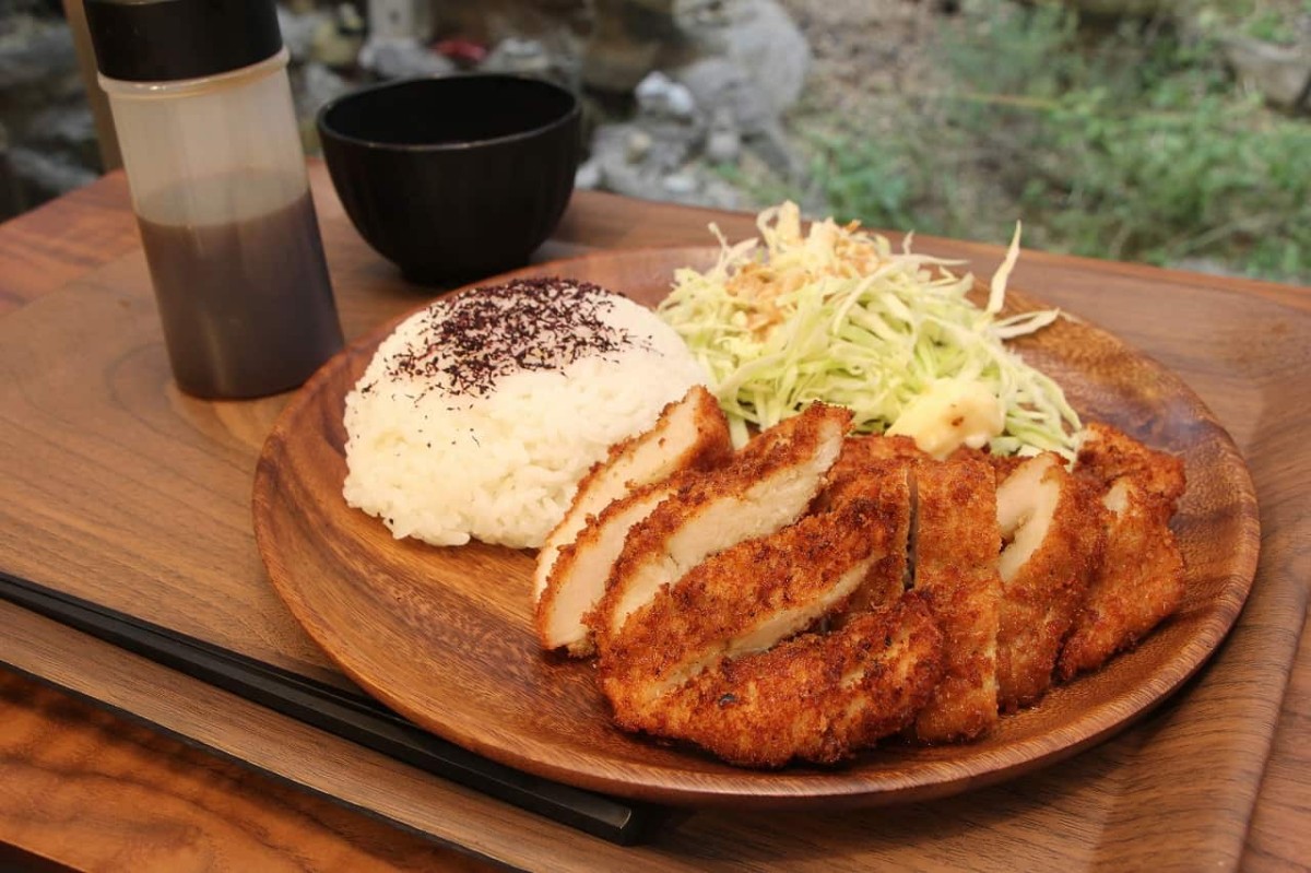 島根県松江市にオープンした定食屋『古民家カフェ 囲くら』のチキンカツ定食