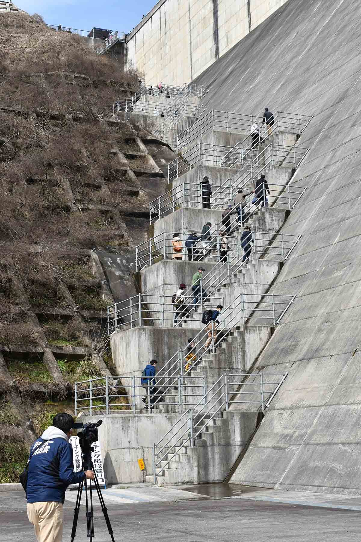 雲南市で開催されるイベント「尾原ダム クレストゲート点検放流イベント in さくらおろち湖」のイメージ