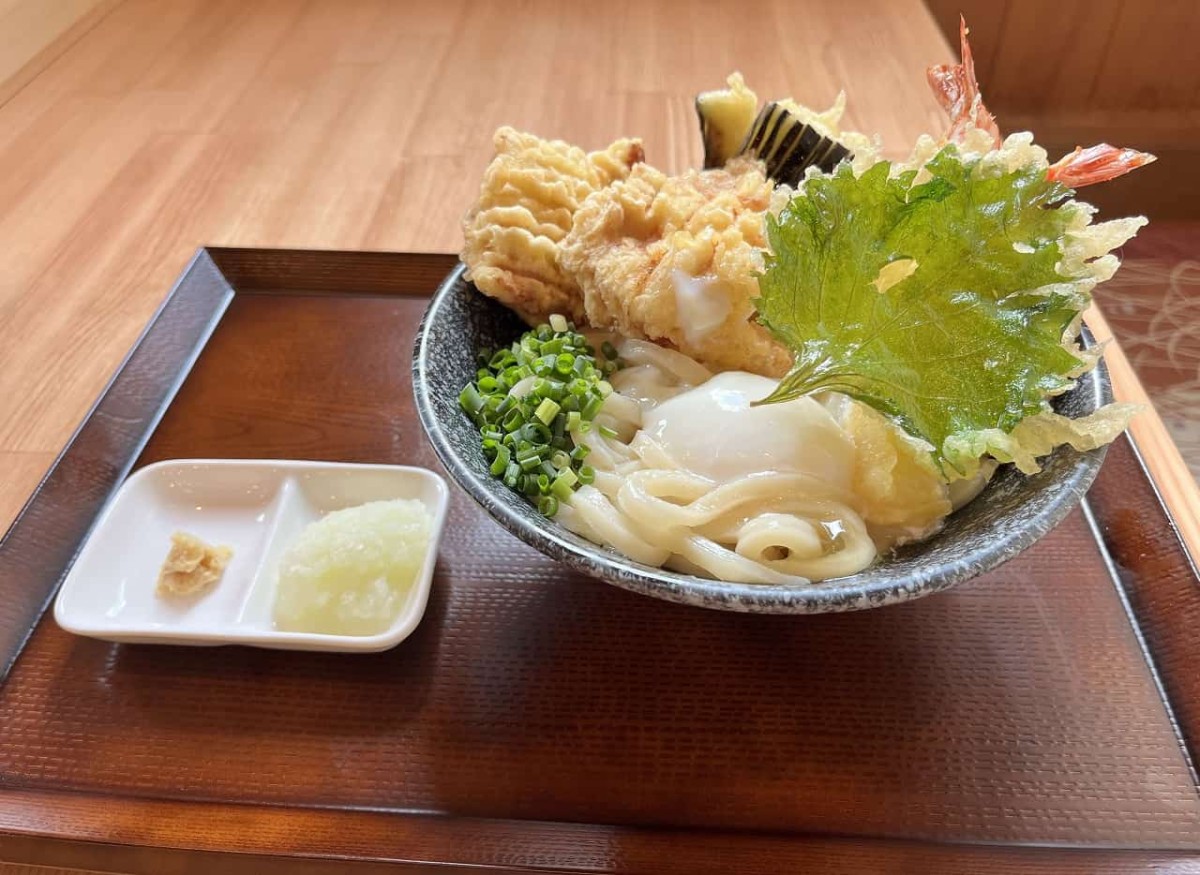 鳥根県松江市の『出雲讃岐 麺屋 出福』の「スペシャルぶっかけうどん」