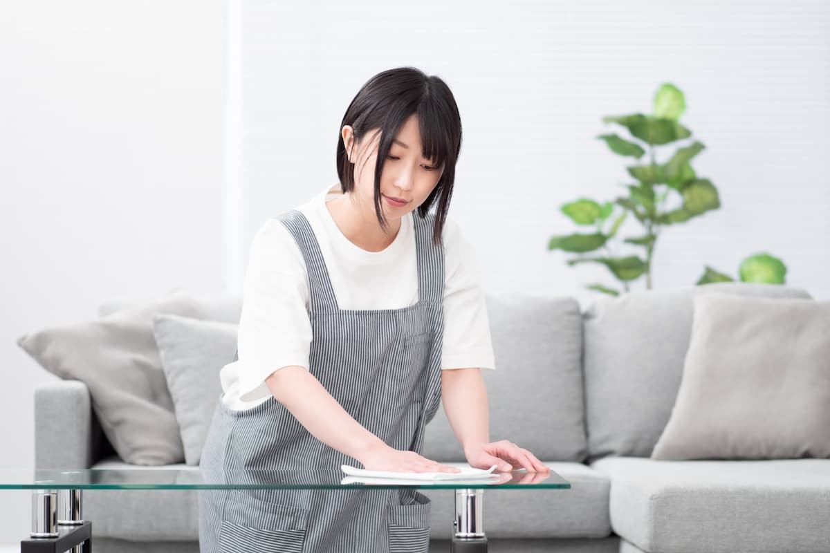 棚やテーブルのホコリを拭く掃除のイメージ