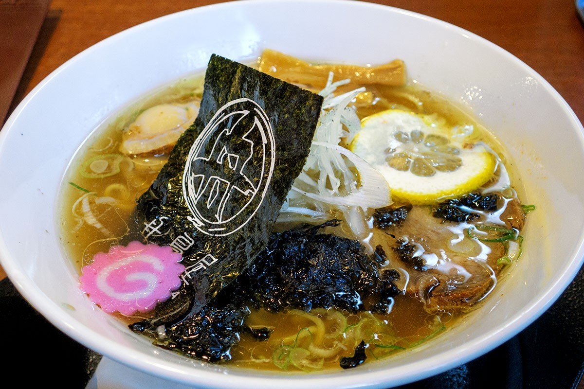 島根県出雲市にある『中華飯店 一華』のホタテ牛骨の柑橘塩ラーメン