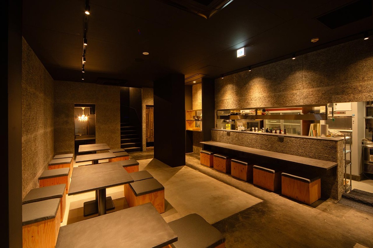 島根県松江市伊勢宮町の居酒屋『山陰酒場かみあり』の店内