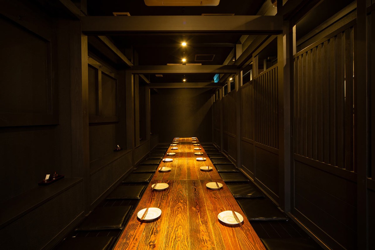 島根県松江市伊勢宮町の居酒屋『山陰酒場かみあり』の店内