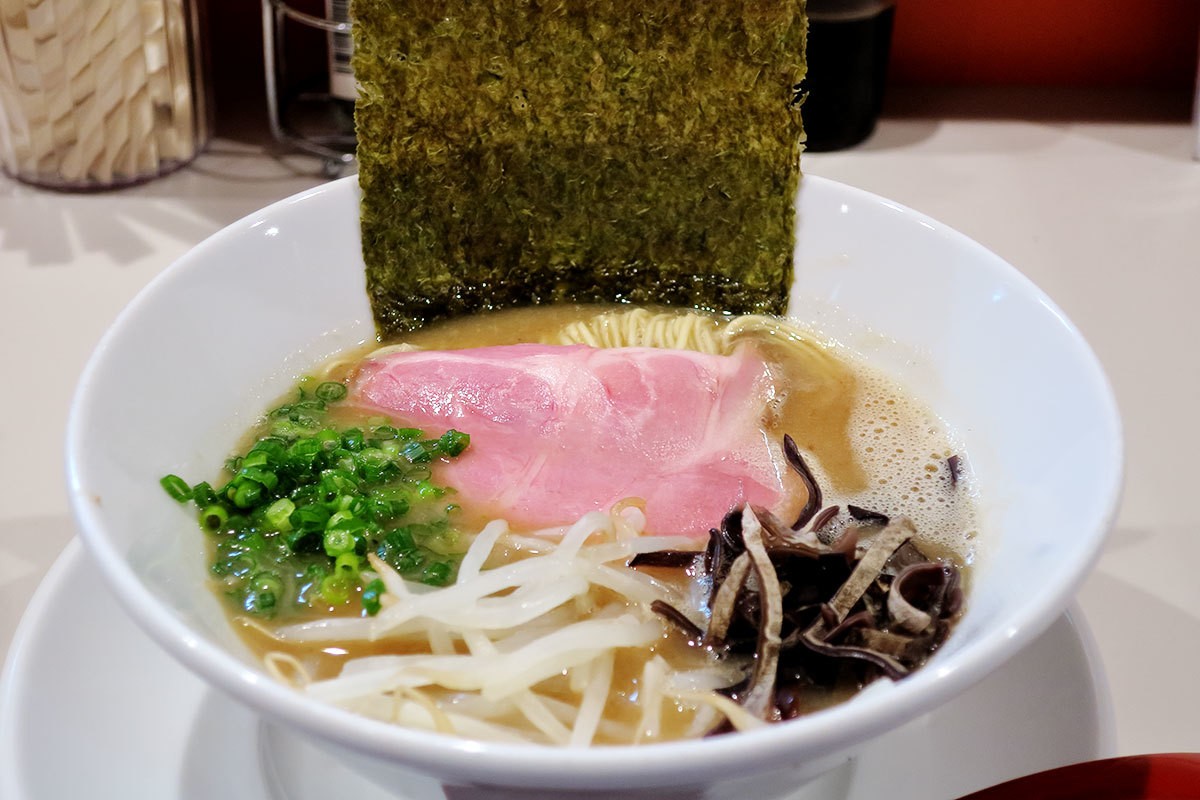 島根県松江市学園にある『豚骨NEXT』の豚骨ラーメン