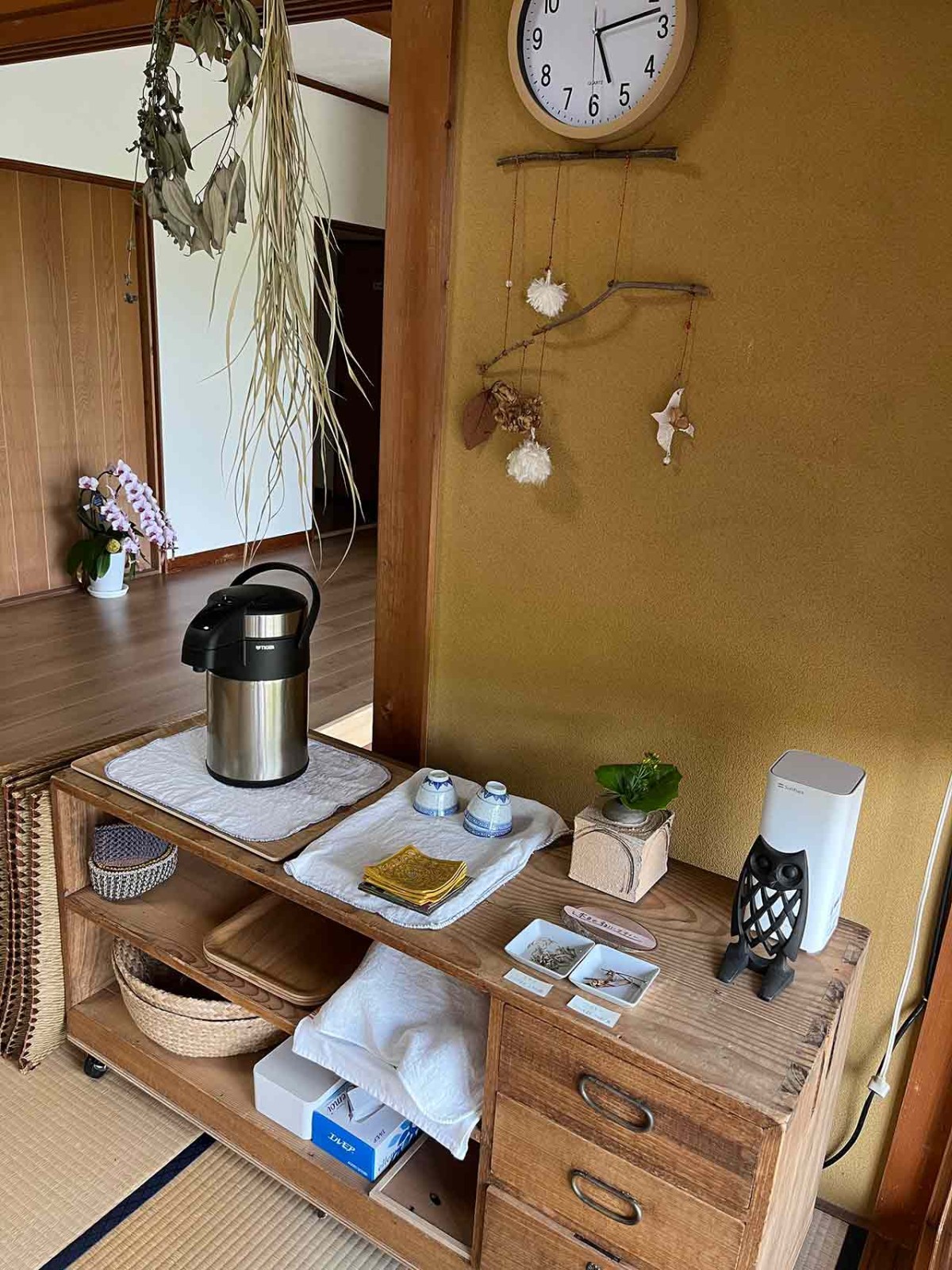 島根県出雲市にオープンしたカフェ『和herb cafe&amp;lab 8mon』の内観
