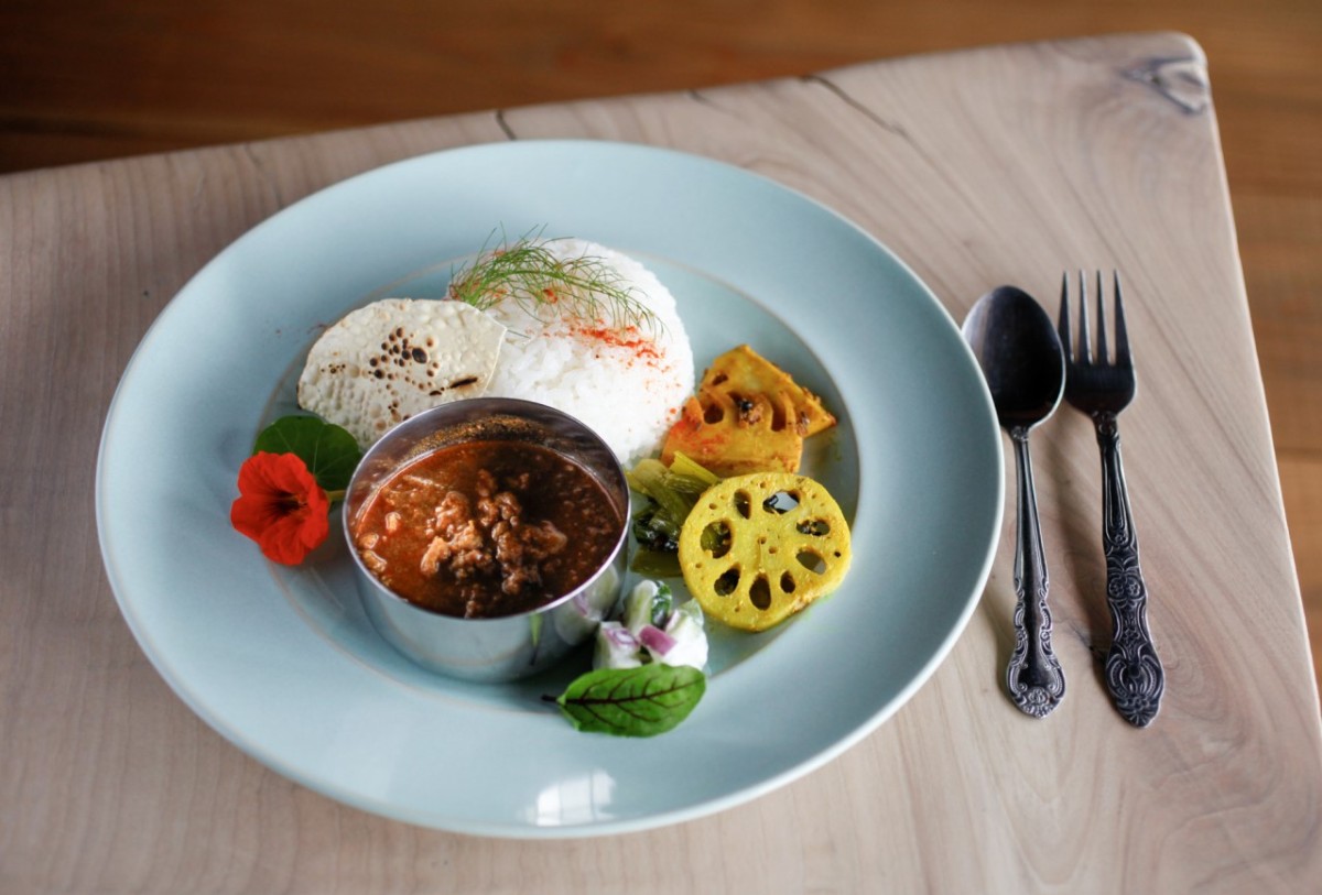 島根県江津市にオープンした『CURRY &amp; BEER 山椒魚』の「麦酒羊肉キーマカレー」
