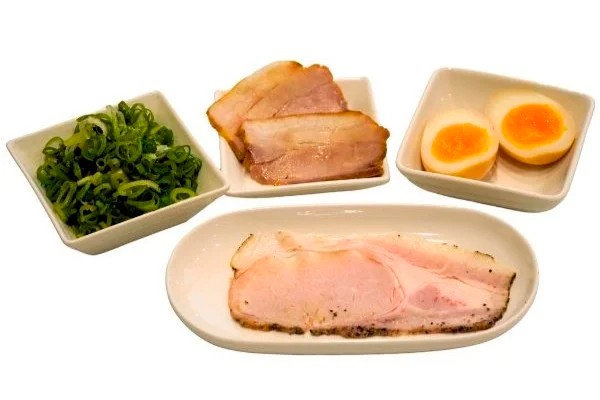 鳥取県鳥取市『シャミネ鳥取』内にある『牛骨ラーメン　龍瞳』のトッピング