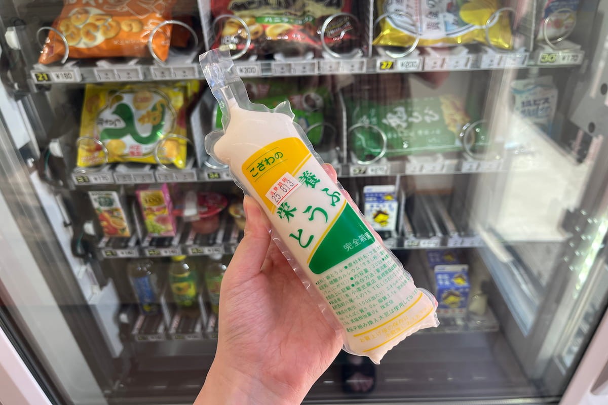 島根県隠岐郡の『無人ミニコンビニ勝馬屋』で販売されている「栄養とうふ」