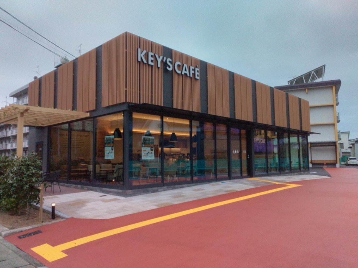 鳥取県鳥取市にオープンした『KEY’S CAFÉ鳥取丸山店』の外観