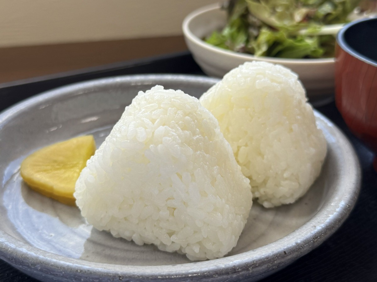 島根県雲南市『道の駅おろちの里』内にある『農家レストラン ふる里亭』の塩むすび