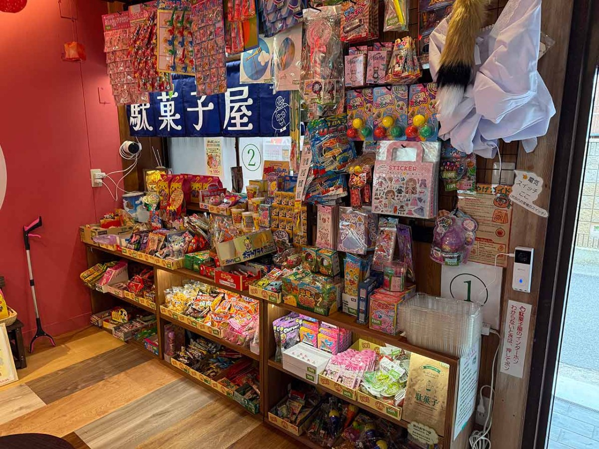 鳥取県東伯郡琴浦町の『ハイカラ駄菓子屋はっぴぃグランマ』の内観