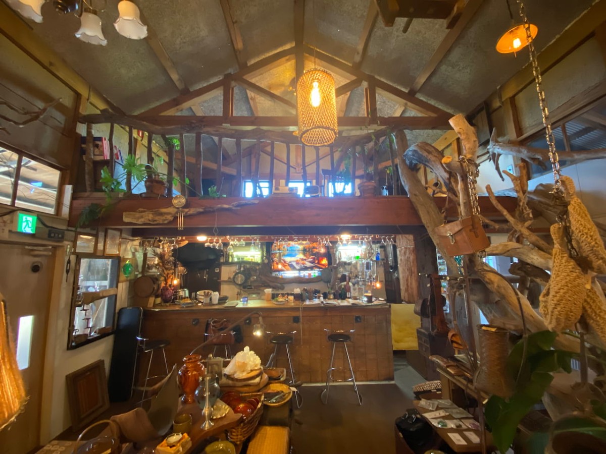 安来市にある流木家具屋×カフェ『relaKS-Driftwood Art Furniture』の内観