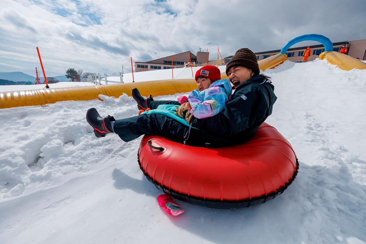 岡山県真庭市にある「休暇村蒜山高原・ひるぜんキッズスノーパーク」のゲレンデの様子