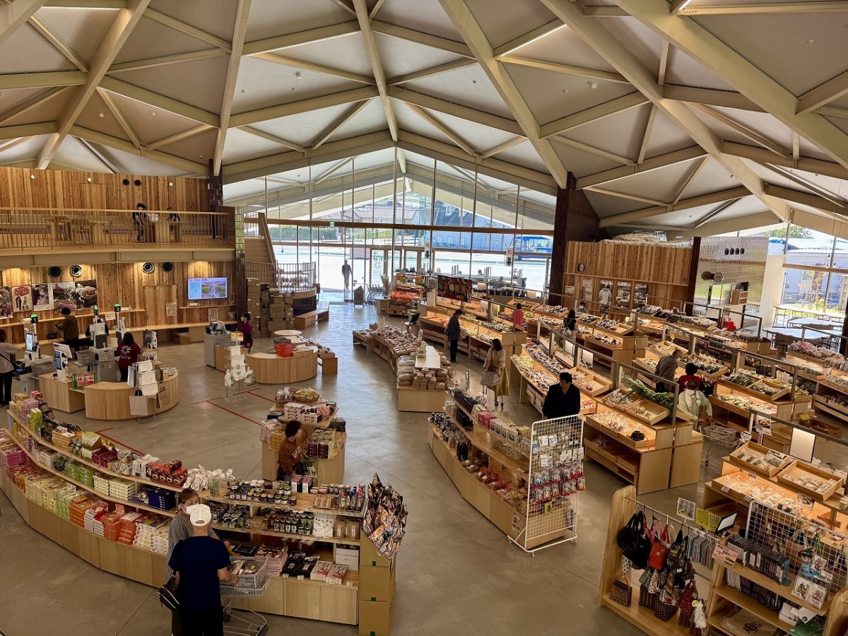 島根県邑智郡邑南町の『道の駅 邑南の里』の内観