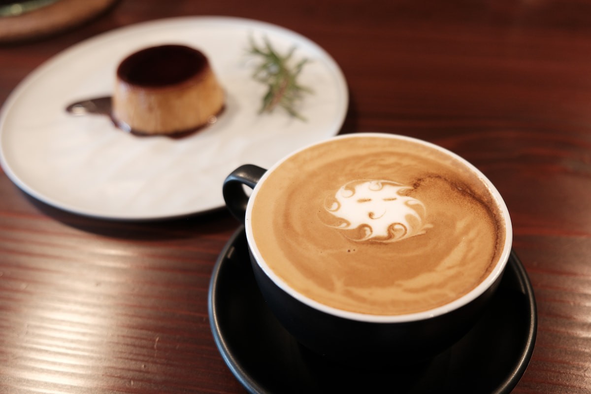 島根県松江市の『MATAHARI COFFEE』のコーヒーとプリン