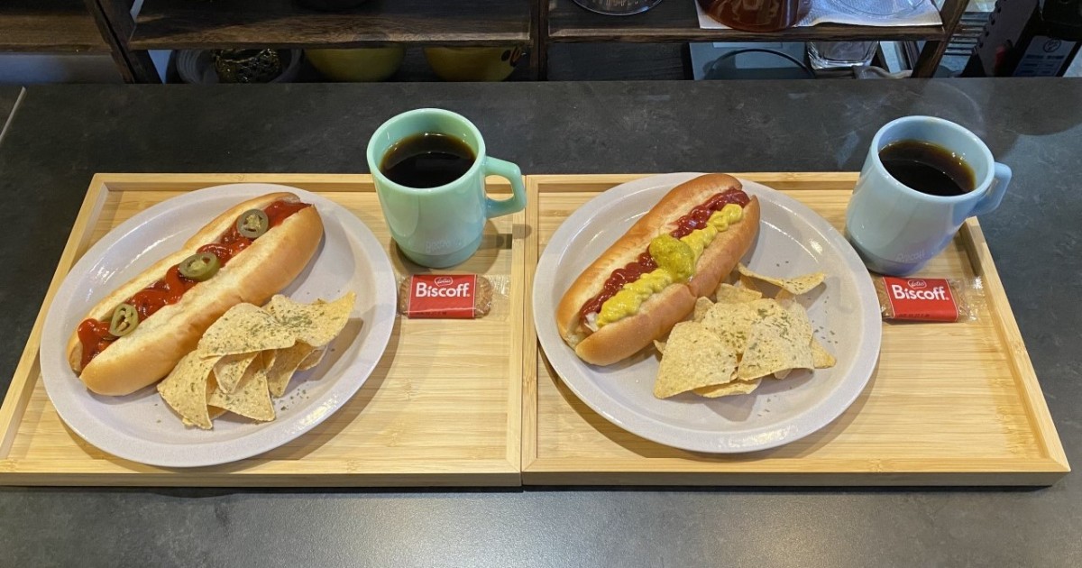 島根県安来市にオープンした『ザ・クロドリコーヒー』のホットドッグとコーヒー