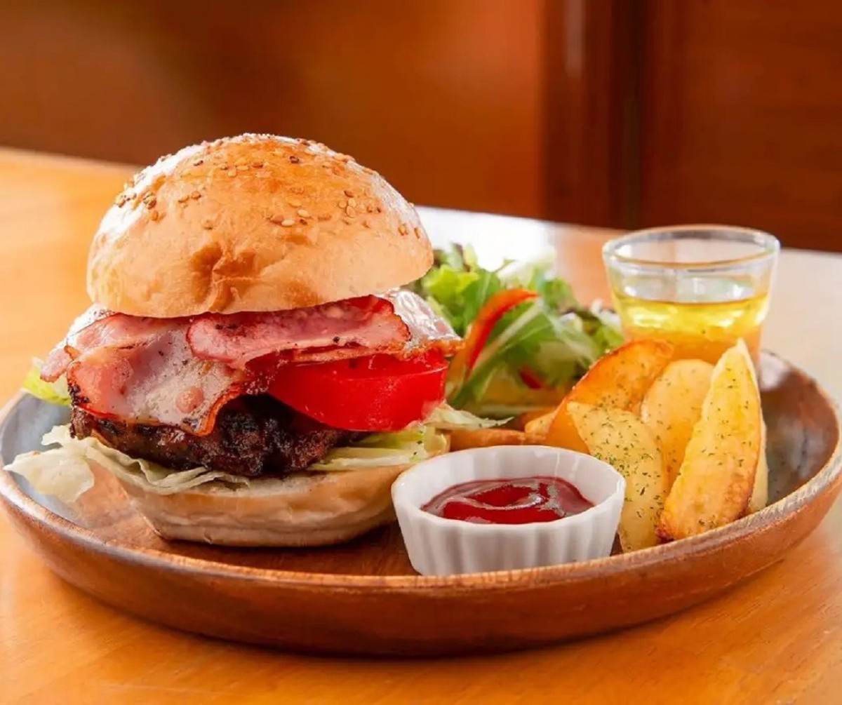 鳥取県米子市にオープンした『Cafe Bal hare」のハンバーガー