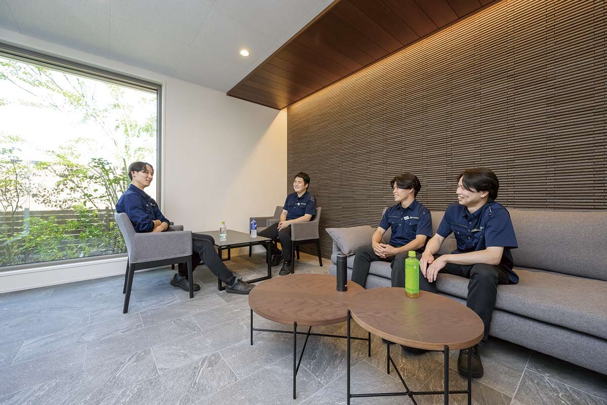 山陰の企業「日新ホールディングス」の社員のみなさん