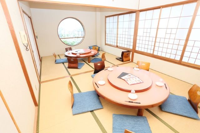 松江市の中華料理屋「桃仙閣」の内観