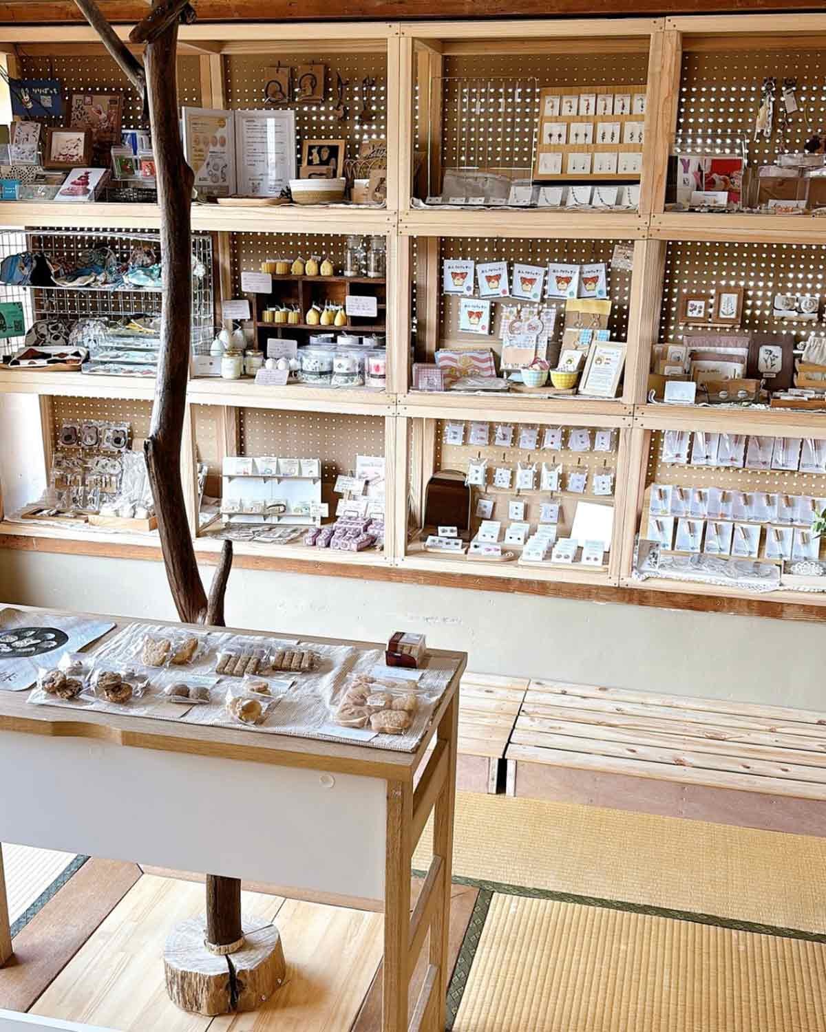 鳥取県倉吉市の雑貨店『かすみ荘』の内観