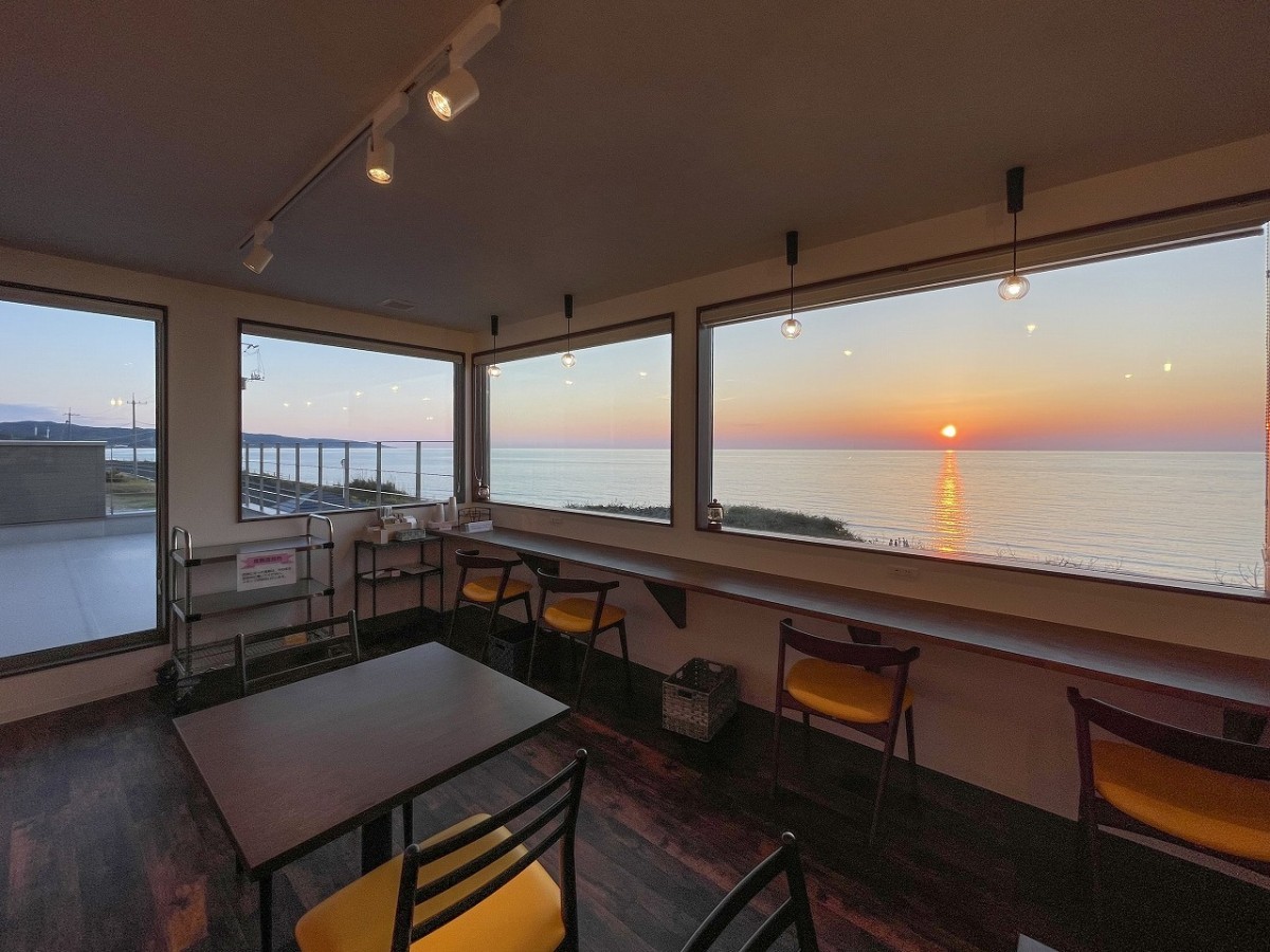 島根県出雲市の『Cafe Fleet』の内観