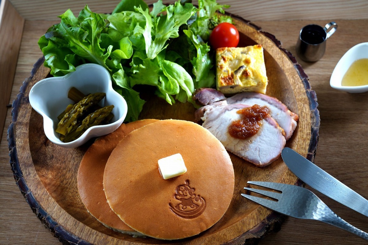 島根県出雲市の『Cafe Fleet』の「パンケーキランチプレート」