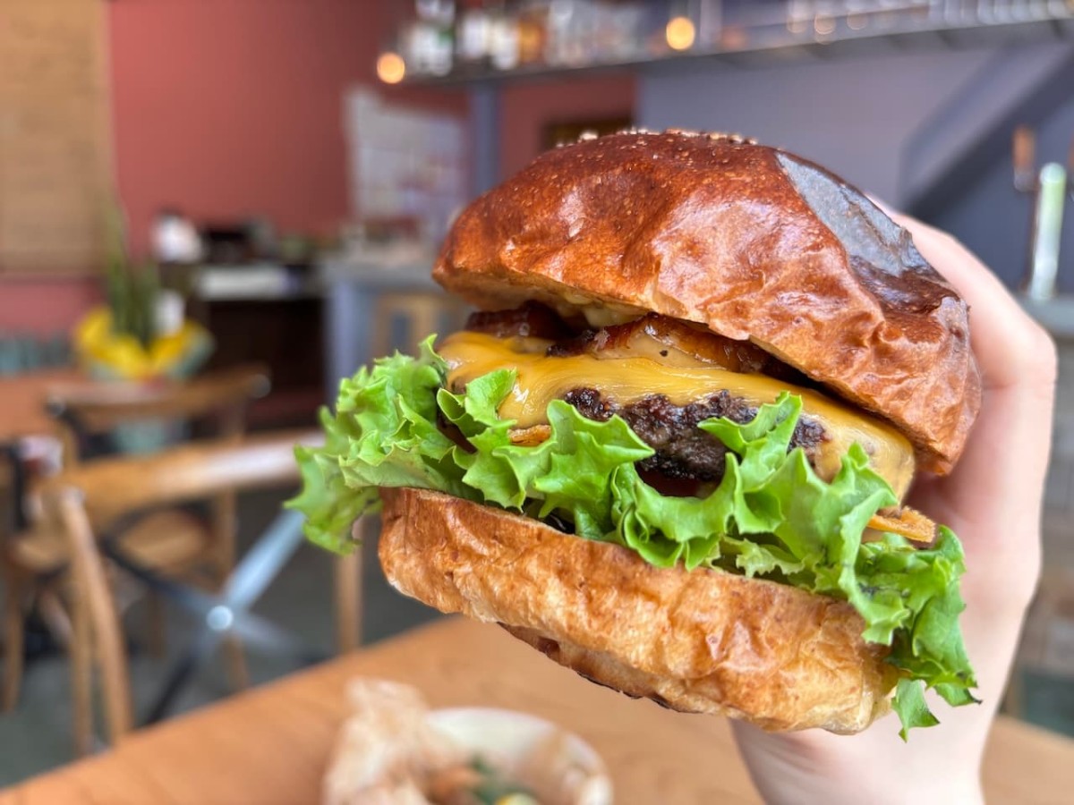 島根県出雲市にオープンした『PLACE』のハンバーガー