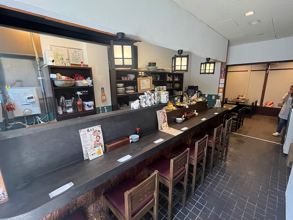 鳥取県米子市にある『お晩菜 兎とと』の内観