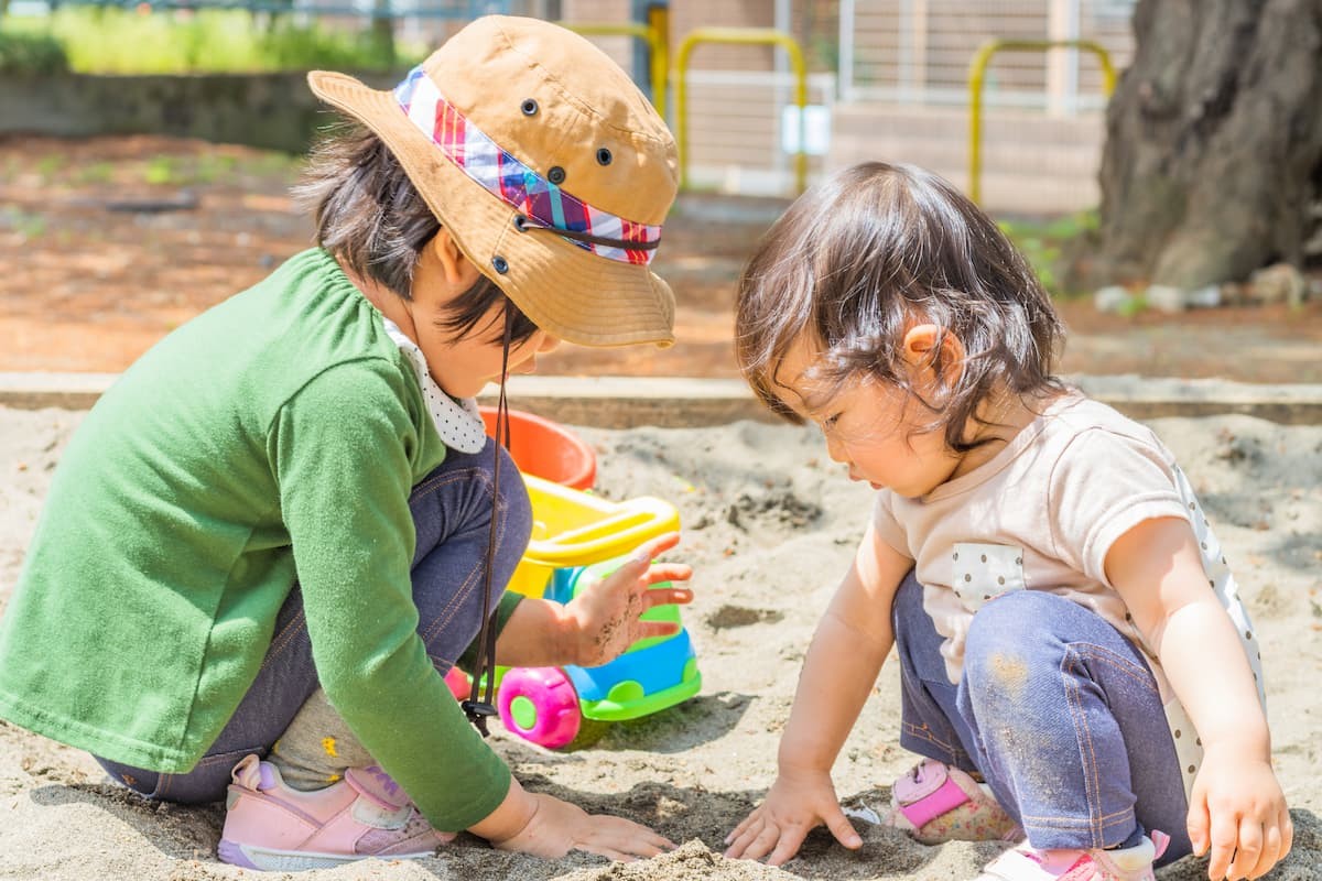 公園で子どもが遊ぶ様子