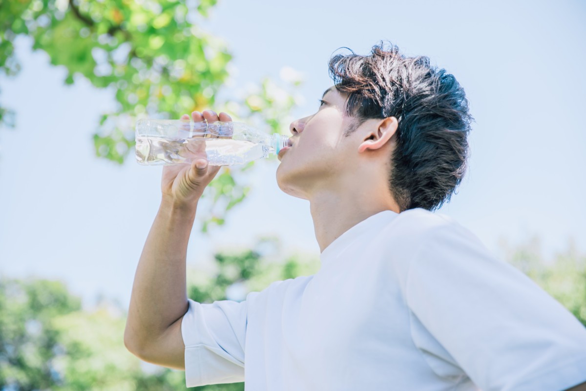 水分補給中の男性