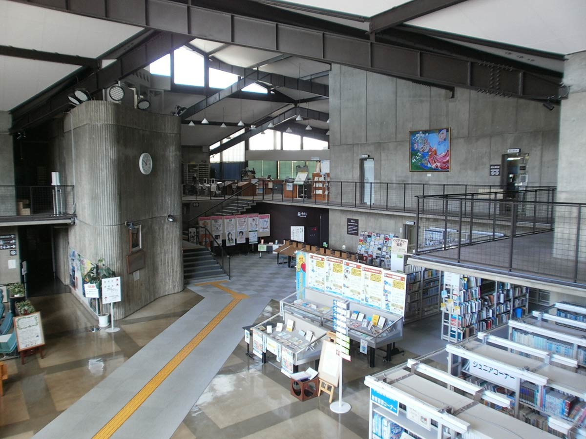 松江市の『島根県立図書館』ロビー