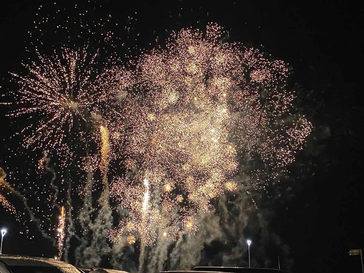 島根県出雲市で開催される夏祭り「多伎キララまつり」の過去開催時の花火の様子