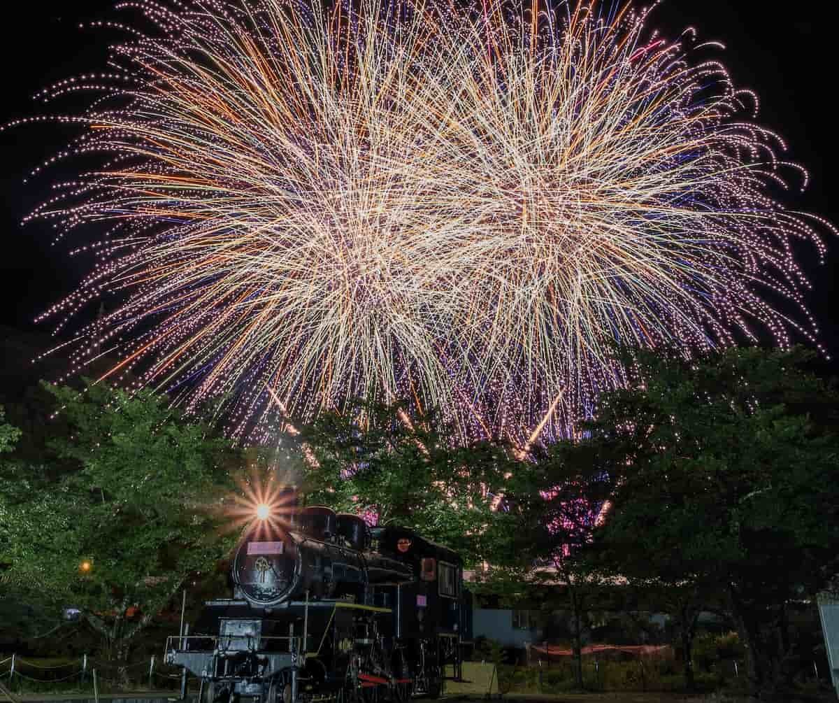 鳥取県若桜町で開催される夏祭り「若桜町納涼花火大会」の過去開催時の花火の様子