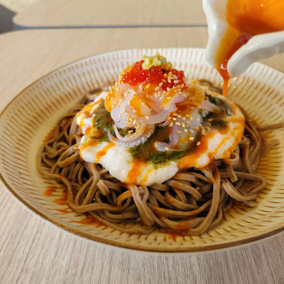 『道の駅ほうじょう』の「白イカねばりっこそば(冷)～いくら醤油仕立て～」のイメージ