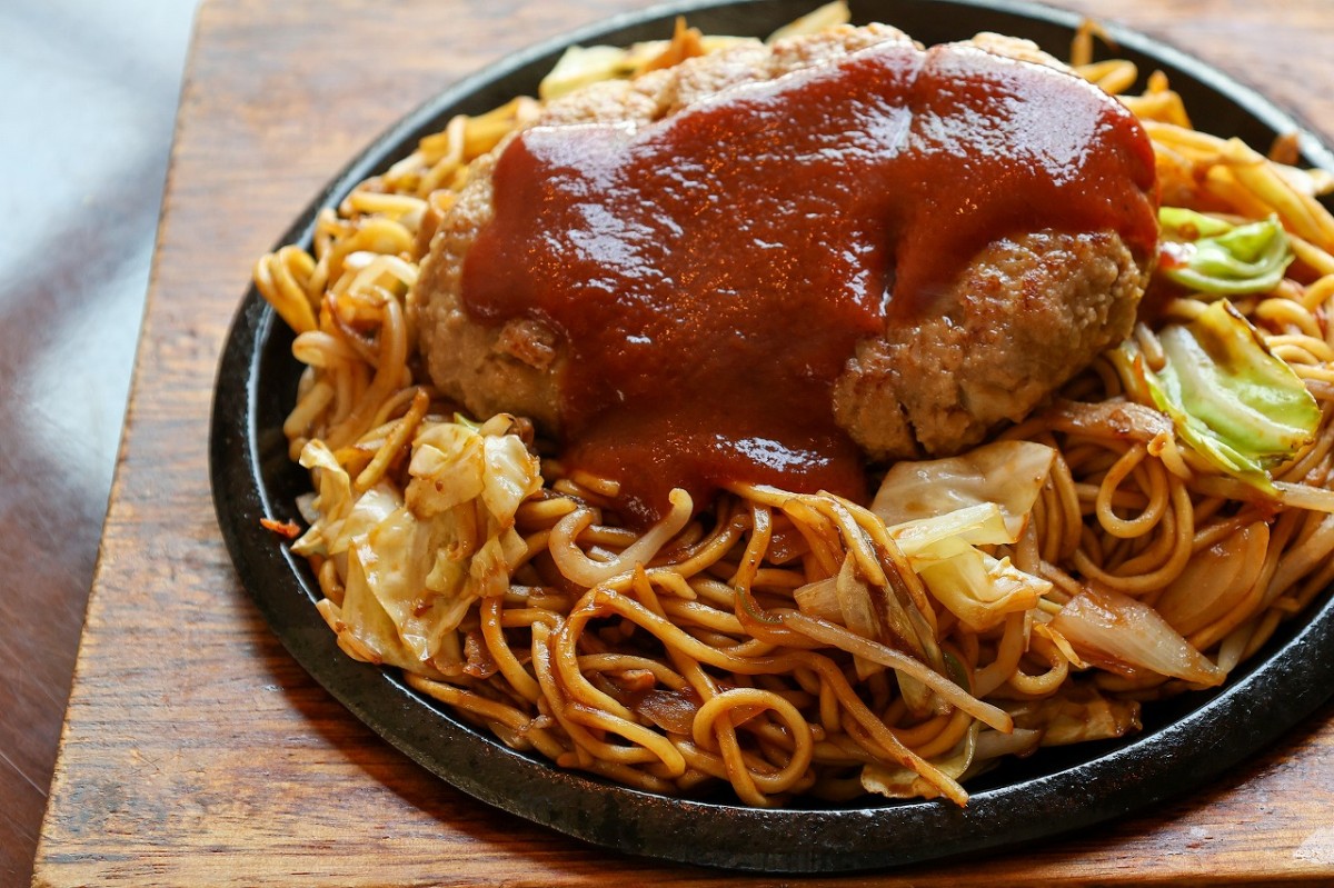 出雲市『ラブ・ポーション』の「ハンバーグ焼きそば」