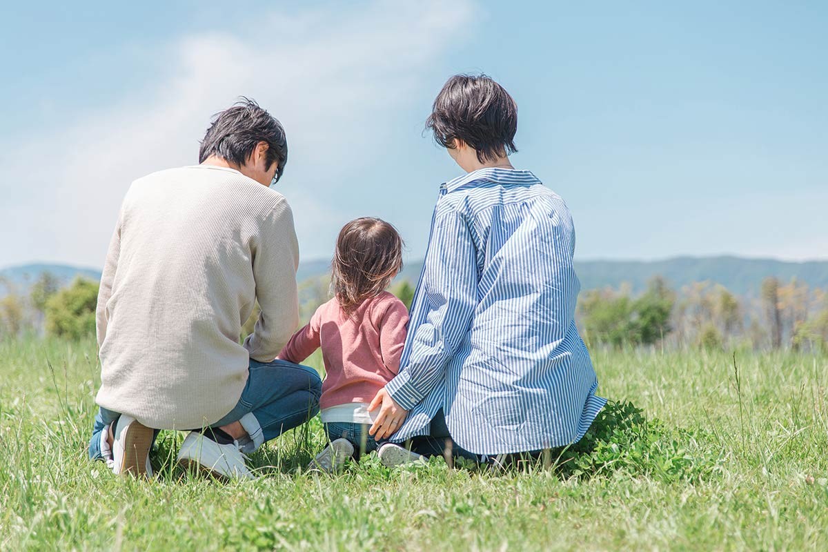 小さな子どもを連れた夫婦