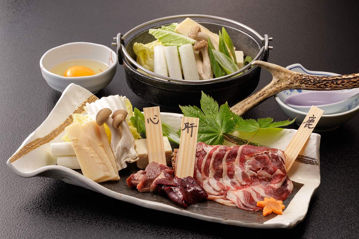 江府町『休暇村奥大山』で提供されるジビエ料理「シカ肉のすき焼き」