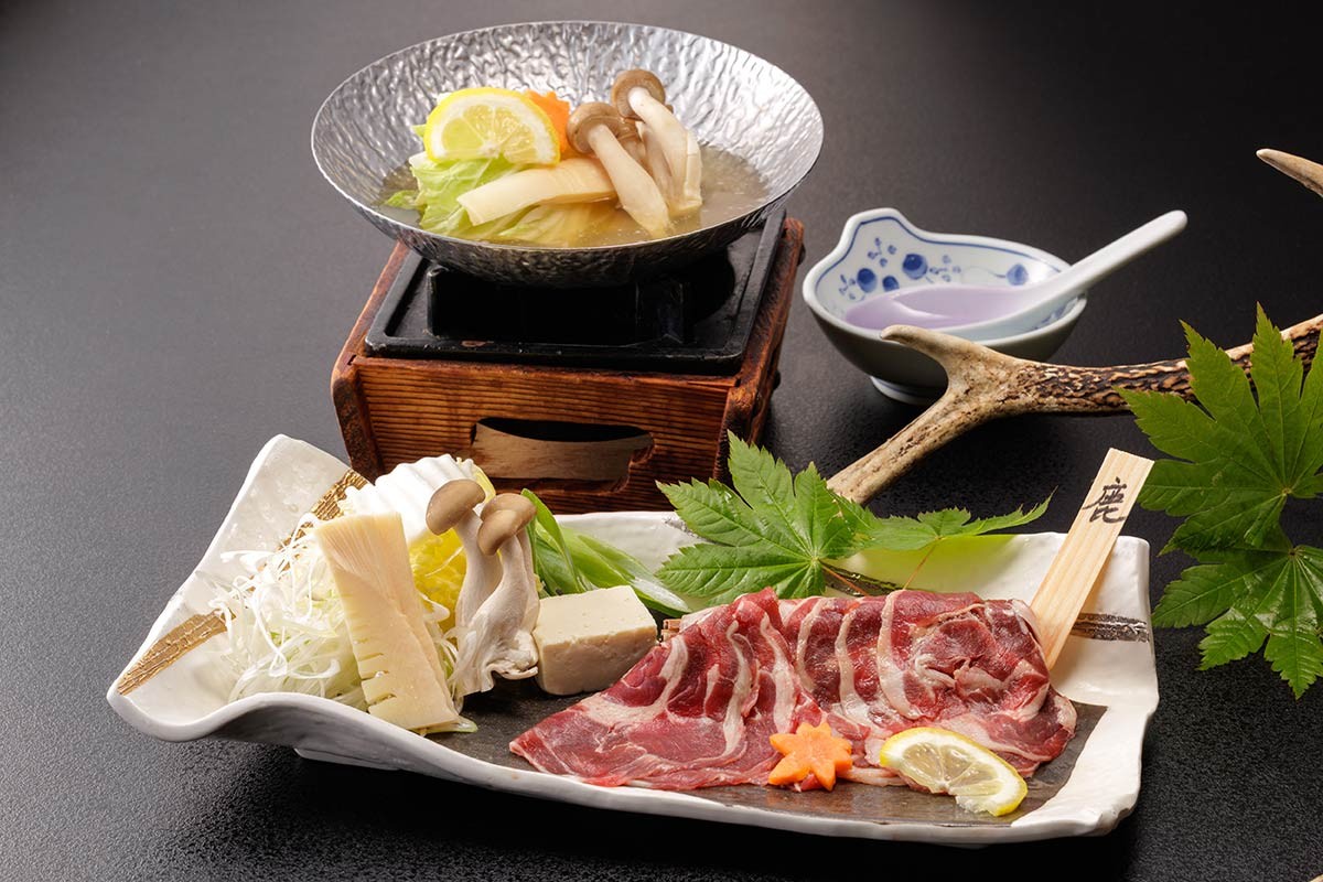 江府町『休暇村奥大山』で提供されるジビエ料理「シカ肉のさっぱりレモン鍋」