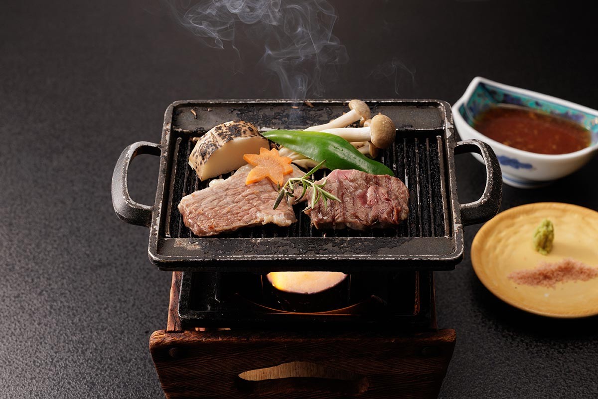江府町『休暇村奥大山』で提供されるジビエ料理「『シカ肉』と『猪肉』の鉄板焼き」