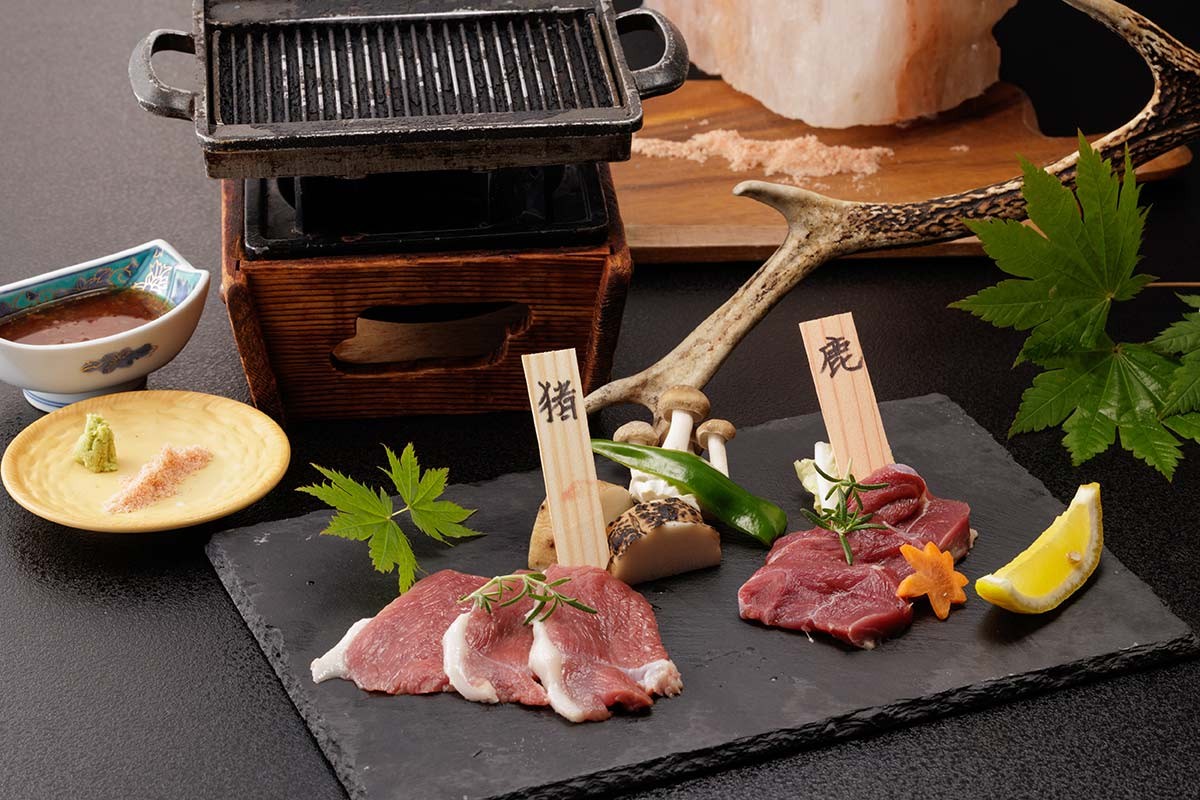 江府町『休暇村奥大山』で提供されるジビエ料理「『シカ肉』と『猪肉』の鉄板焼き」
