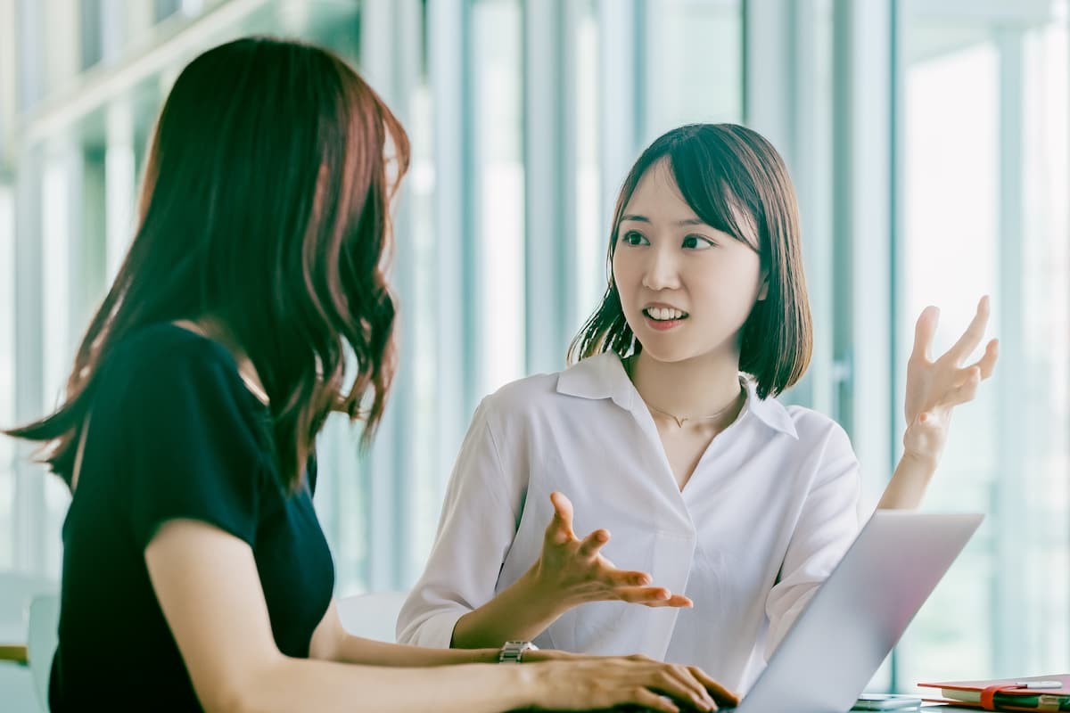 会話をする女性