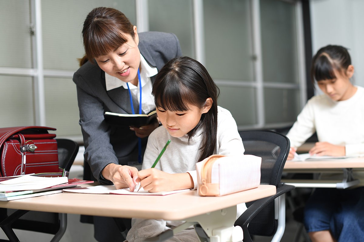 子どもに勉強を教える女性
