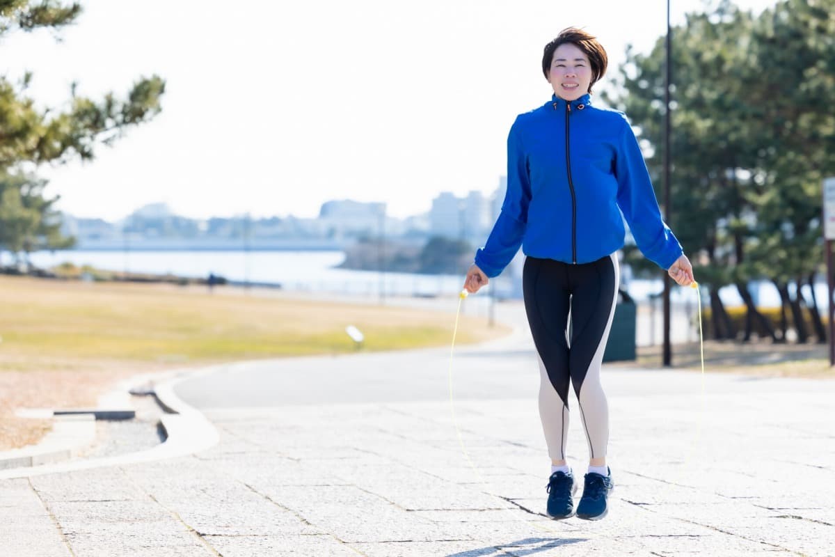 縄跳びをする女性